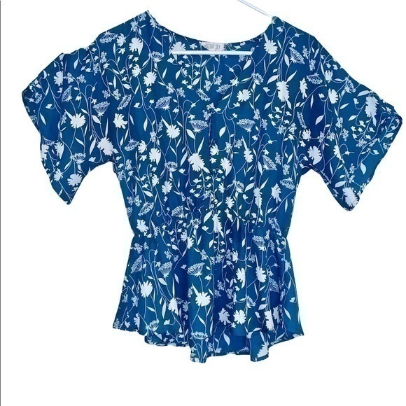 SIENNA SKY 🌿blue blouse with white flowers, size Small - Picture 1 of 6